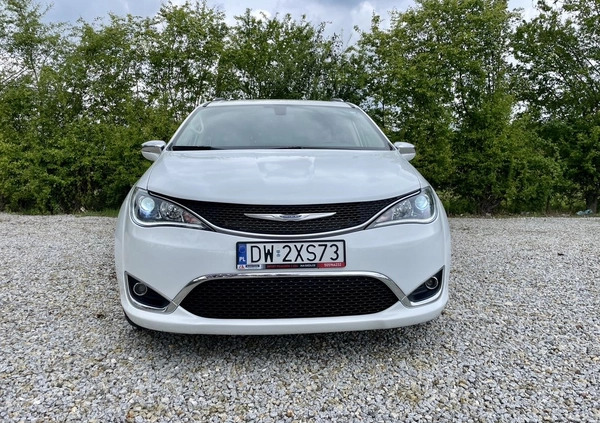 Chrysler Pacifica cena 139900 przebieg: 120000, rok produkcji 2020 z Krosno małe 704